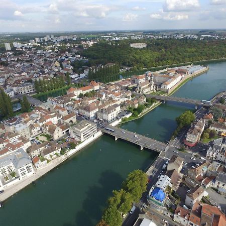 Le Petit Melun Apartamento Exterior foto